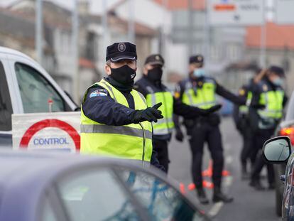 Varios de los agentes de la Policía Local realizando un control de movilidad en la salida de Santiago de Compostela.
Álvaro Ballesteros / Europa Press
15/01/2021