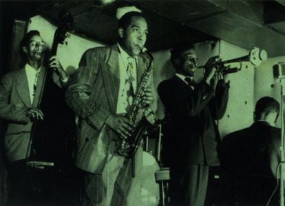 Los músicos Charlie Parker y Miles Davis.