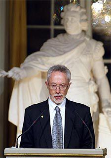 J. M. Coetzee, durante la lectura de su discurso ayer en Estocolmo.