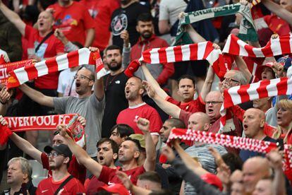 Aficionados del Liverpool entonan el 'You'll never walk alone', himno de los 'Reds', minutos antes del inicio de la final. 