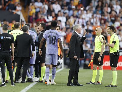 Los árbitros hablan con Ancelotti tras la trifulca que terminó con la expulsión de Vinicius.