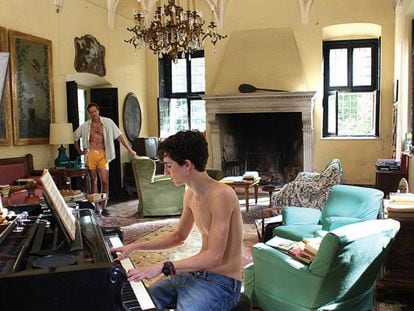 Armie Hammer, de pie, y Timothée Chalamet, al piano, en una imagen de 'Call Me By Your Name'. En vídeo, tráiler del film.