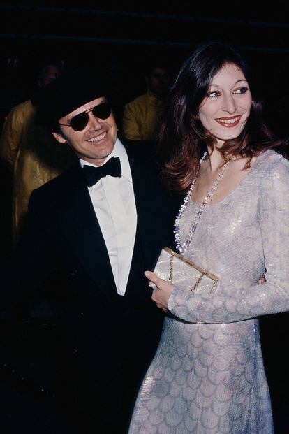 Anjelica Huston, de Halston, a su llegada a la gala de 1975 del brazo de Jack Nicholson.
