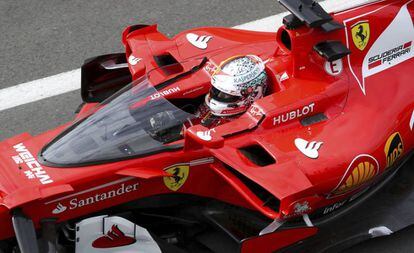 Vettel, con el escudo en su Ferrari.