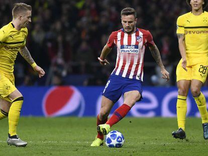 Saúl controla la pelota.