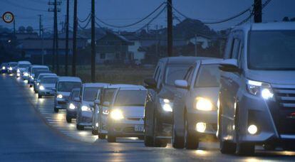 Cotxes abandonen Iwaki, a Fukushima, després de l'alerta de tsunami.