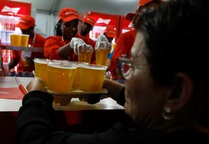 Ambiente del primer día en el Fan Festival, el único sitio dónde se va a poder consumir cerveza en Doha, Qatar.