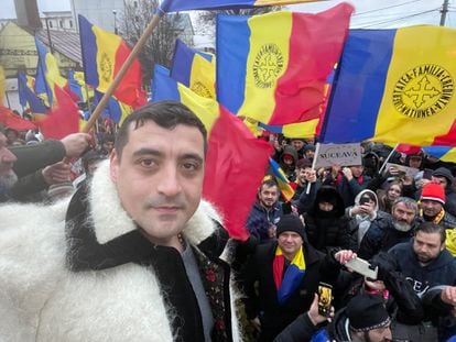 El líder de los ultras de AUR George Simion en una imagen que colgó en Twitter durante una manifestación en Rumanía. 