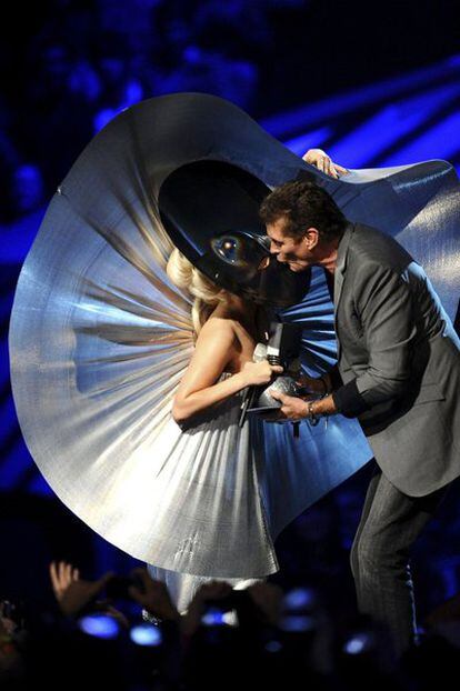 Lady Gaga recibe el premio a Mejor intérprete femenina de manos de David Hasselhoff.