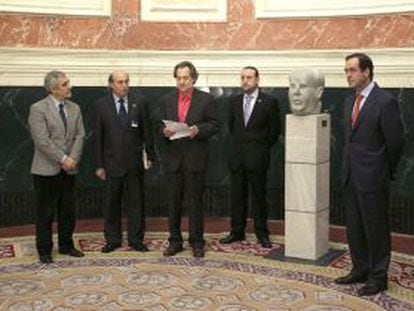 José Bono, a la derecha, en la colocación del busto de Manuel Azaña en el vestíbulo del Congreso en 2011.