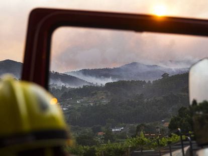 Un trabajador de los servicios de extinción, en Arbo (Pontevedra) en 2016.