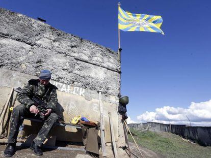 Un soldado ucranio en la base de Belbek, en Sebastopol (Crimea).