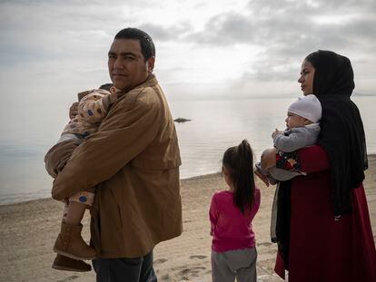 Khodabakhsh Amini y Anjila Hamidi, junto a sus hijos, el martes en Los Alcázares (Murcia).