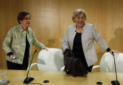 Purificaci&oacute;n Causapi&eacute; (izquierda) da una rueda de prensa junto a Manuela Carmena en la sala institucional del Ayuntamiento.
