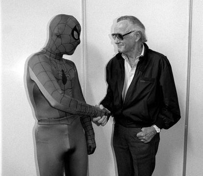 Lee saluda a una persona disfrazada de su personaje más popular, Spiderman, durante el Salón del Cómic celebrado en Barcelona, el 8 de mayo de 1998.