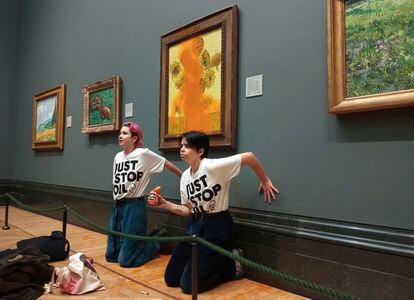 Las dos ecologistas que arrojaron tomate sobre 'Los girasoles' de Van Gogh en la National Gallery de Londres el día 14, con sus manos pegadas con cola a la pared.