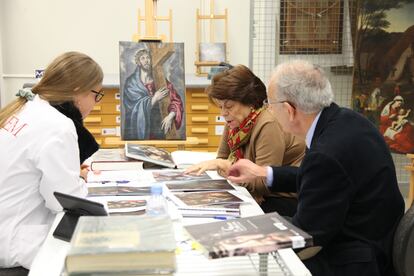 Desde la izquierda, los investigadores Mariona Navarro, Carmen Garrido y Ximo Company, en el CAEM de Lleida.