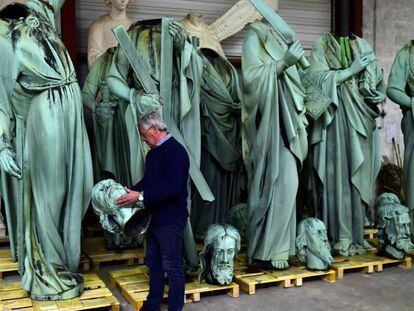 Patrick Palem, experto en restauración, sostiene la cabeza de una de las estatuas colocadas en los tejados de Notre Dame y que se sacaron para su restauración antes del incendio.