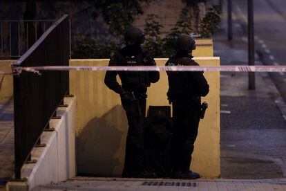 Agentes de los Mossos d'Esquadra este sábado en la zona de Barcelona donde se ha producido el tiroteo.