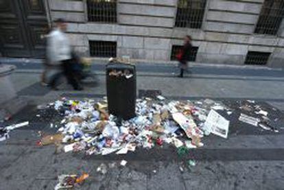 Basura acumulada en la calle Alcal&aacute; de Madrid.