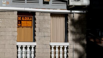 Vista de los carteles de alquiler en un piso de Madrid.