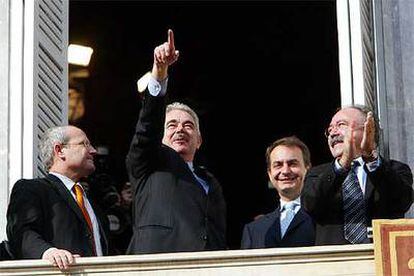 José Montilla, Pasqual Maragall, José Luis Rodríguez Zapatero y Josep Lluís Carod-Rovira, en el balcón de la Generalitat el día de la toma de posesión del presidente catalán.