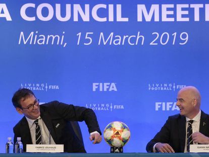 Gianni Infantino, presidente de la FIFA, junto a Fabrice Jouhaud, responsable de comunicación. 