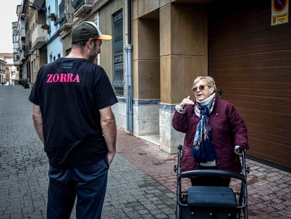 Un hombre con una camiseta con el título de la canción ganadora del Benidorm Fest hablaba el martes con otra vecina en una calle de Ondara.