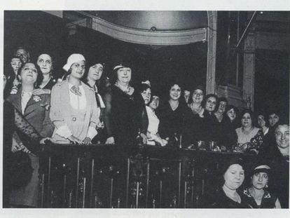 Carmen de Burgos 'Colombine', en el centro de negro y con collar, en una conferencia contra la pena de muerte, en el Ateneo de Madrid en 1931. Imagen publicada en la biografía de la escritora realizada por Concepción Núñez en 2005, editada por la Fundación José Manuel Lara.