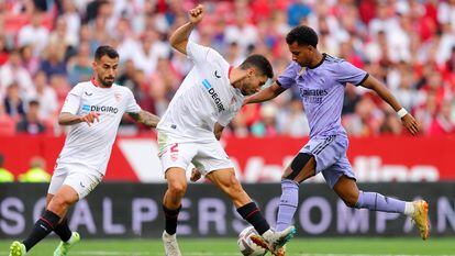 SEVILLE, SPAIN - MAY 27: Rodrygo of Real Madrid scores the team's second goal during the LaLiga Santander match between Sevilla FC and Real Madrid CF at Estadio Ramon Sanchez Pizjuan on May 27, 2023 in Seville, Spain. (Photo by Fran Santiago/Getty Images)