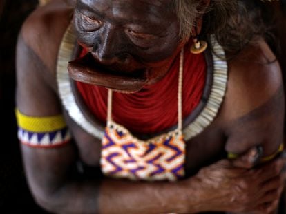 El líder indígena Raoni de la etnia kayapo es fotografiado durante un evento en Piaracu, en el estado de Mato Grosso, Brasil, 17 de enero de 2020. Los kayapo, como los xavante, son pueblos originarios afectados por la deforestación del territorio.