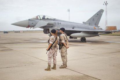 Dos militares españoles se sitúan al lado de un avión Eurofighter.