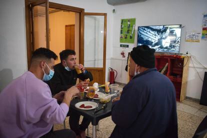 Sofian, en el centro de la imagen, cena en el Centro nocturno 'Humanos con recursos' para personas sin hogar de Algeciras. 