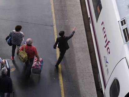 Un grupo de pasajeros accede a un tren de alta velocidad en la estación madrileña de Atocha.