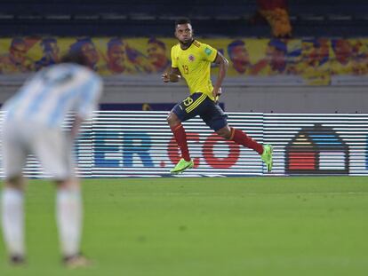 Miguel Ángel Borja, de Colombia, celebra el gol del empate 2-2 sobre la hora contra Argentina, en el estadio Metropolitano de Barranquilla.