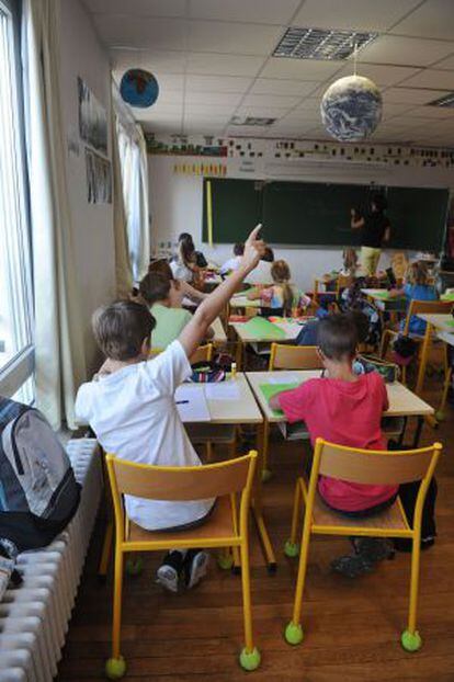 Estudiantes de primaria en una escuela de Aytre, Francia.