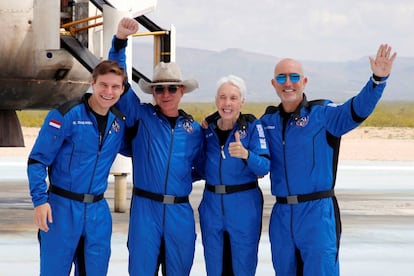 El empresario estadounidense Jeff Bezos (con sombrero) posa con sus compañeros de tripulación en Texas, tras el vuelo inaugural de Blue Origin hasta el borde del espacio.