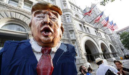 Un manifestante disfrazado de Donald Trump, este miércoles en Washington.