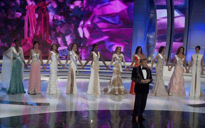 Osmel Sousa y las semifinalistas de Miss Venezuela 2014.