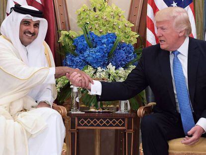 Donald Trump choca la mano con el emir de Qatar, el jeque Tamim, en su visita a la capital de Arabia Saudí del 21 de mayo.