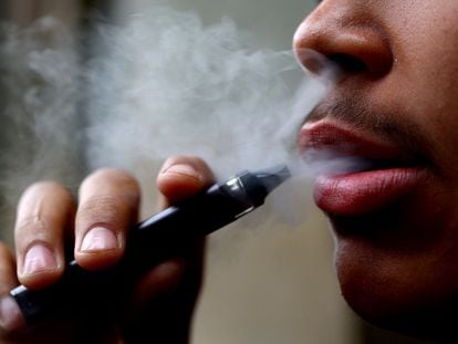 Un usuario fuma un cigarrillo electrónico desechable en Newcastle, el 13 de septiembre