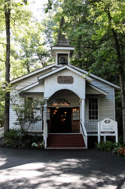 románticos o los más fanáticos de la cantante, en Dollywood hay una capilla para contraer matrimonio.