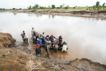 Varios ciudadanos transportan sus pertenencias rescatadas en Chiradzulu, en el sur de Malaui, este viernes 17 de marzo. Las autoridades aún están asimilando la magnitud de la destrucción del ciclón Freddy en Malaui y Mozambique.