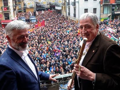 Joseba Asiron, nuevo alcalde de Pamplona, con el bastón de mando, junto a Koldo Martínez (Geroa Bai), en el balcón del Ayuntamiento tras la moción de censura.