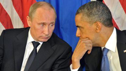 Foto de archivo tomada el 18 de junio de 2012 del presidente estadounidense, Barack Obama (dcha), mientras conversa con su hom&oacute;logo ruso, Vlad&iacute;mir Putin.