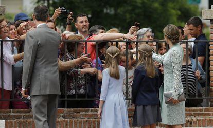 Los Reyes y sus hijas saludan al público que aguardaba a las puertas de la iglesia.