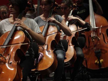 M&uacute;sicos de la Jorcam, durante un ensayo.