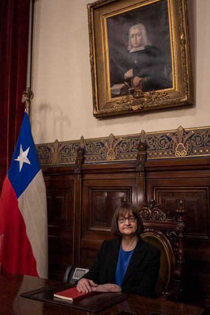 Rosa Devés. Se convirtió este 2022 en la primera mujer en liderar la Universidad de Chile en sus 179 años de historia. Es una de las chilenas que en los últimos años han roto los techos de cristal, aunque ella prefiere hablar de abrir caminos. Con amplia experiencia académica y en la gestión universitaria, en sus 72 años no se había presentado a cargos de elección. El movimiento feminista de 2018 liderado por las estudiantes, sin embargo, representó un impulso para la doctora.
