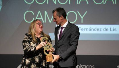 Patricia Fernández de Lis recibe el premio Concha García Campoy de manos del ministro de Ciencia, Pedro Duque.