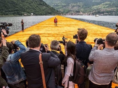 Christo Vladimirov sobre los muelles flotantes el día de la intervención en el Lago Iseo, Italia.